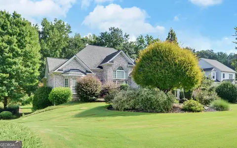 220 Azalea Dr, Hartwell, GA 30643