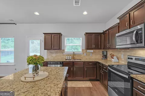 Kitchen - 622 Skye Dr, Commerce, GA 30529 photo 2 of 3