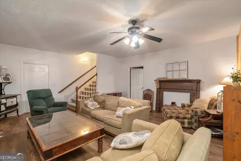 Living - 2221 Brush Creek Dr, Colbert, GA 30628 photo 1 of 2