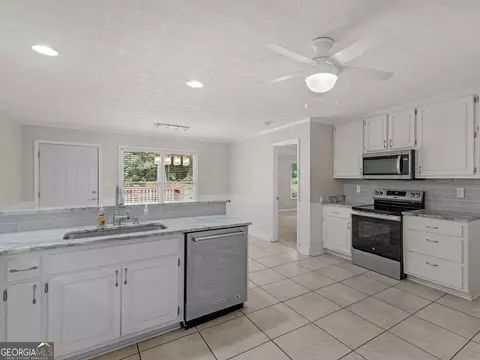 Kitchen - 517 Hamlin Rd, Jackson, GA 30233 photo 4 of 5