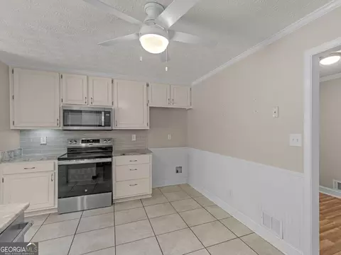 Kitchen - 517 Hamlin Rd, Jackson, GA 30233 photo 3 of 5