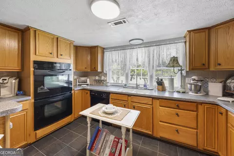 Kitchen - 271 291 Farmer Ln, Carnesville, GA 30521 photo 3 of 3