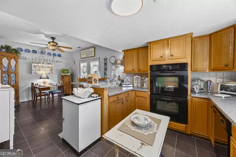 Kitchen - 271 291 Farmer Ln, Carnesville, GA 30521 photo 2 of 3