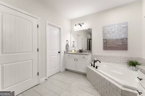 Bath - 179 Prime Dr, Commerce, GA 30530 photo 3 of 5