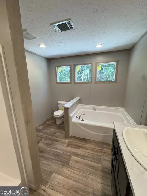 Bath - 38 Jane St, Midway, GA 31320 photo 3 of 5