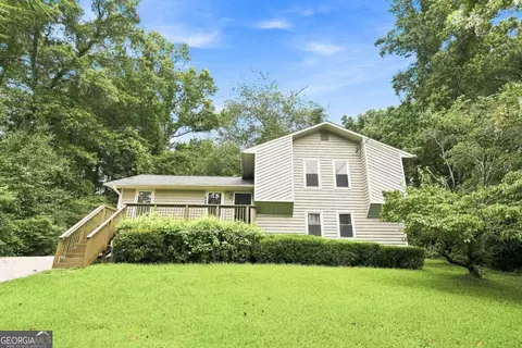 949 Falconcrest Dr, Lawrenceville, GA 30043