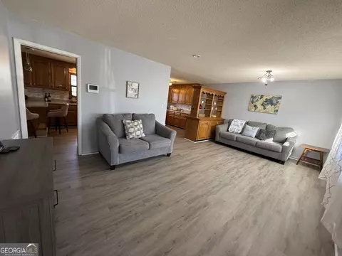 Living - 102 Hemlock St, Warner Robins, GA 31093 photo 1 of 6