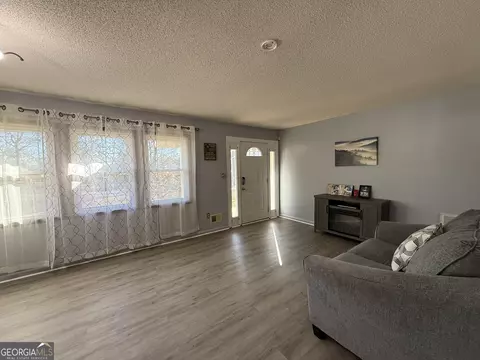 Living - 102 Hemlock St, Warner Robins, GA 31093 photo 2 of 6