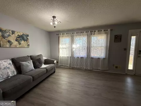 Living - 102 Hemlock St, Warner Robins, GA 31093 photo 3 of 6