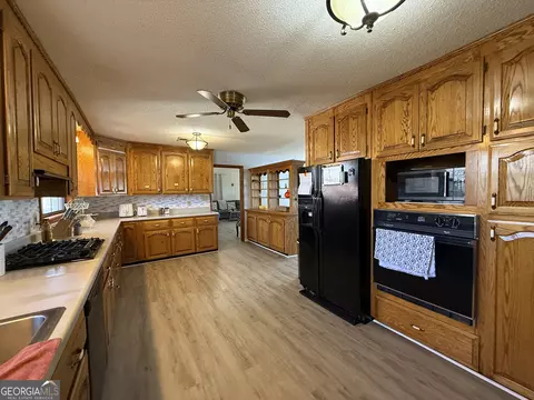 Kitchen - 102 Hemlock St, Warner Robins, GA 31093 photo 5 of 7