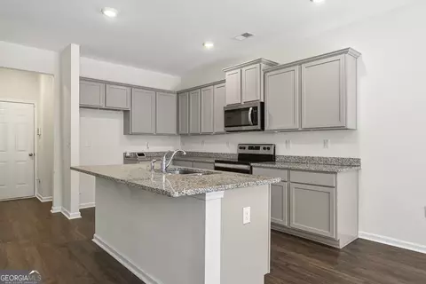 Entry Way - 174 Hampton Cir, Mcdonough, GA 30253 photo 4 of 7