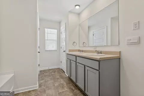 Entry Way - 174 Hampton Cir, Mcdonough, GA 30253 photo 5 of 7
