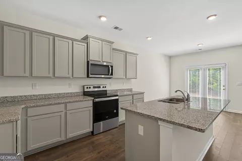 Kitchen - 174 Hampton Cir, Mcdonough, GA 30253 photo 2 of 2