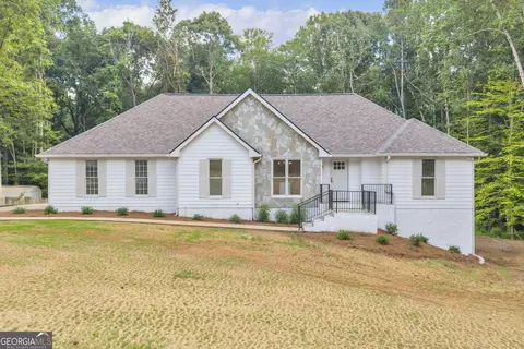 150 Indian Bluff Dr, Sharpsburg, GA 30277