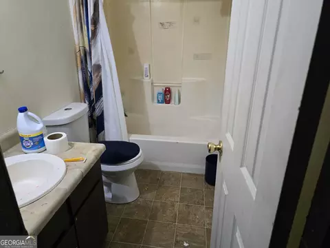 Bath - 200 Washington St, Barnesville, GA 30204 photo 2 of 3