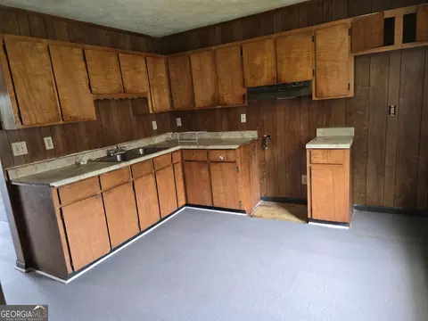 Kitchen - 200 Washington St, Barnesville, GA 30204 photo 2 of 5