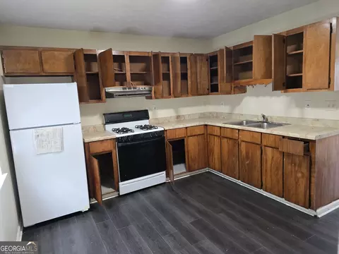 Kitchen - 200 Washington St, Barnesville, GA 30204 photo 1 of 5