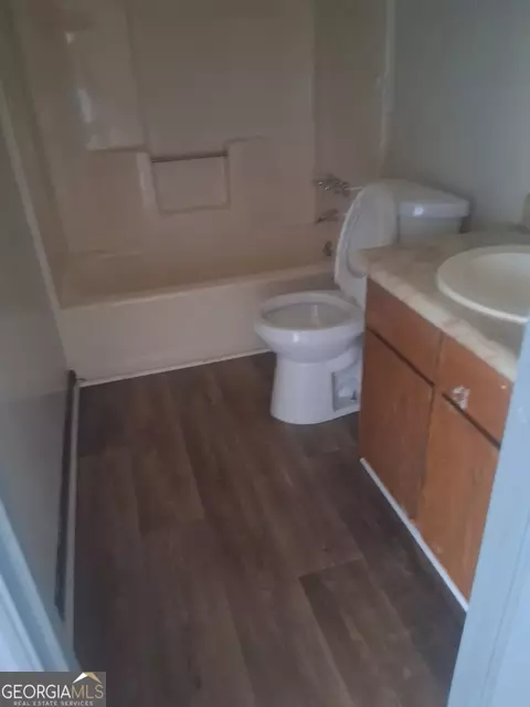 Bath - 200 Washington St, Barnesville, GA 30204 photo 3 of 3