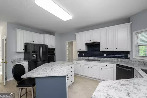 Kitchen - 40 Jacksons Vly, Sharpsburg, GA 30277 photo 3 of 6