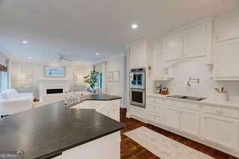 Kitchen - 152 Thornhill Dr, Athens, GA 30607 photo 2 of 5