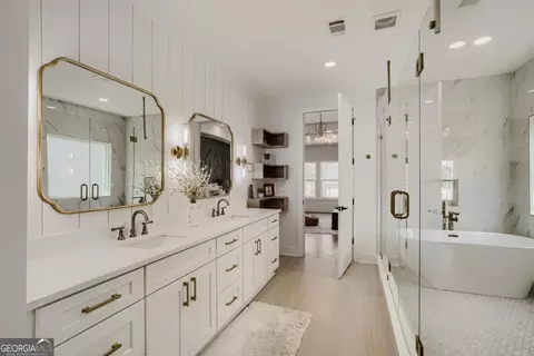 Bath - 932 Cooper Rd, Grayson, GA 30017 photo 2 of 6
