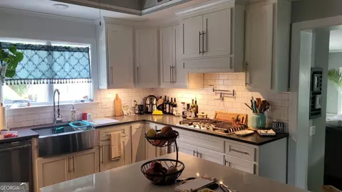 Kitchen - 511 W Smith St, Claxton, GA 30417 photo 6 of 10