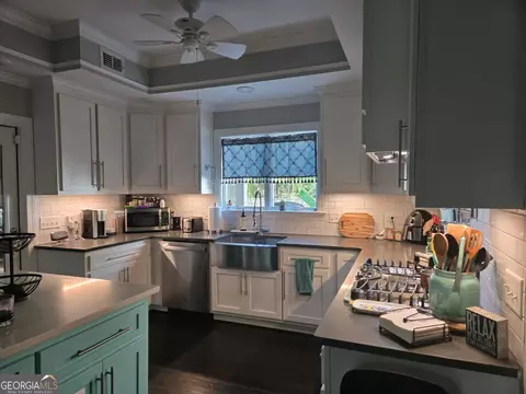 Kitchen - 511 W Smith St, Claxton, GA 30417 photo 4 of 10