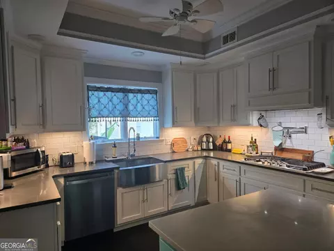 Kitchen - 511 W Smith St, Claxton, GA 30417 photo 5 of 10