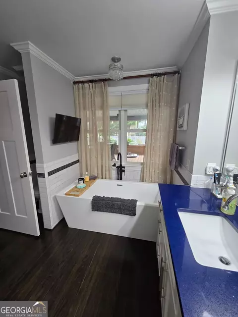 Bath - 511 W Smith St, Claxton, GA 30417 photo 5 of 10