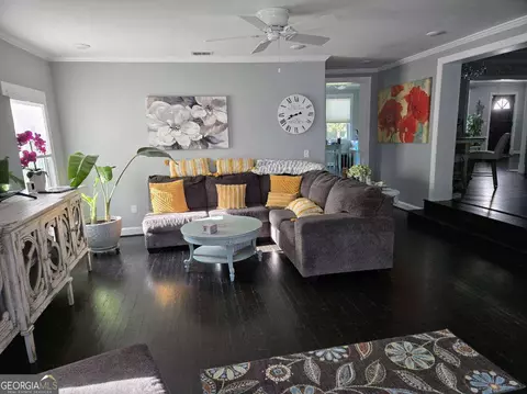 Living - 511 W Smith St, Claxton, GA 30417 photo 2 of 3