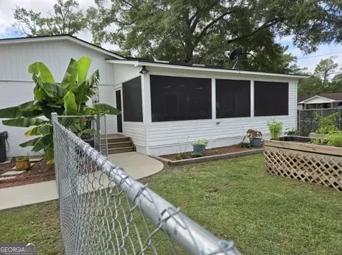 Exterior - 511 W Smith St, Claxton, GA 30417 photo 7 of 13