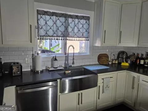 Kitchen - 511 W Smith St, Claxton, GA 30417 photo 2 of 10