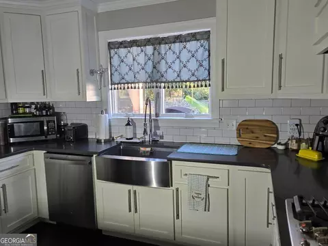 Kitchen - 511 W Smith St, Claxton, GA 30417 photo 1 of 10
