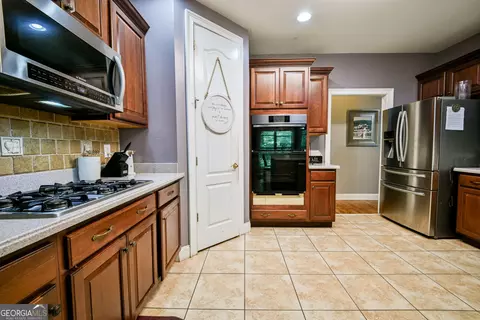 Kitchen - 12426 Edgewater Dr, Hampton, GA 30228 photo 2 of 5
