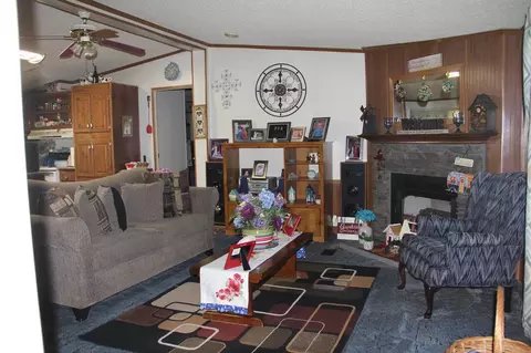 Living - 2489 Mosley Rd, Claxton, GA 30417 photo 1 of 2