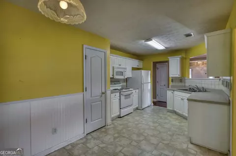 Kitchen - 25 Luke Ln, Covington, GA 30014 photo 1 of 5