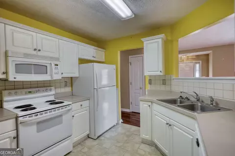 Kitchen - 25 Luke Ln, Covington, GA 30014 photo 4 of 5