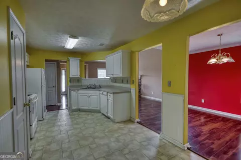 Kitchen - 25 Luke Ln, Covington, GA 30014 photo 2 of 5