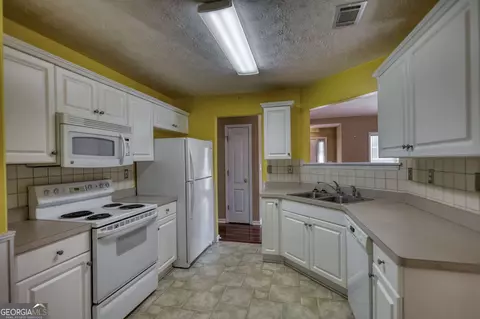 Kitchen - 25 Luke Ln, Covington, GA 30014 photo 3 of 5