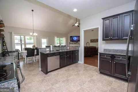 Entry Way - 183 Edgemont Ct, Lagrange, GA 30240 photo 2 of 9