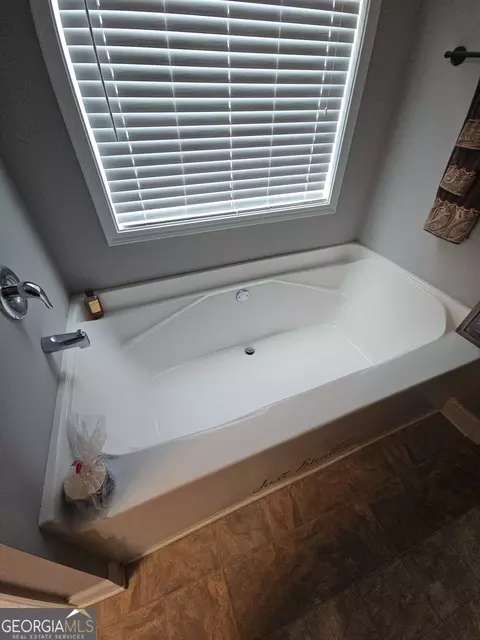 Bath - 511 Tradition Pl, Lagrange, GA 30241 photo 4 of 6