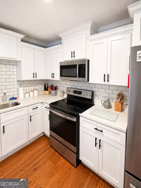 Kitchen - 1469 Main St, Comer, GA 30629 photo 3 of 5