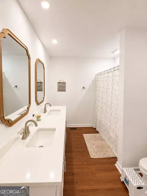 Bath - 1469 Main St, Comer, GA 30629 photo 1 of 4