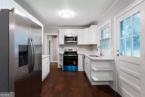 Kitchen - 2903 Maple Rd SE, Rome, GA 30161 photo 1 of 4