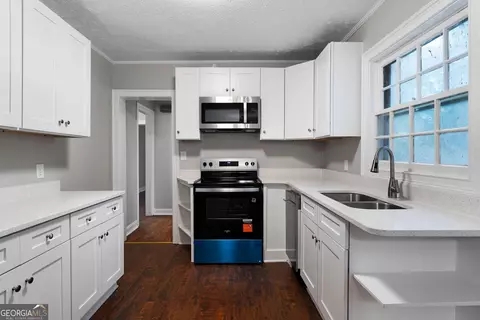 Kitchen - 2903 Maple Rd SE, Rome, GA 30161 photo 2 of 4