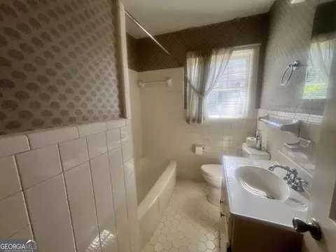 Bath - 127 W Stuart Ave, Lyons, GA 30436 photo 1 of 1