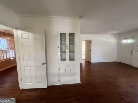 Living - 127 W Stuart Ave, Lyons, GA 30436 photo 2 of 5