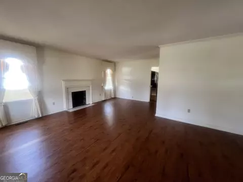 Living - 127 W Stuart Ave, Lyons, GA 30436 photo 4 of 5