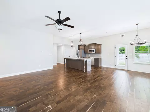 Living - 119 Back Cedar Ln, Warner Robins, GA 31093 photo 3 of 4