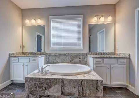 Bath - 4371 Thacker Ln, Suwanee, GA 30024 photo 2 of 8